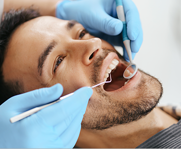 PAciente masculino en consulta odontologica para iniciar con su tratamiento de conducto
