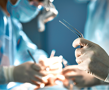Imagen fuera de foco de un quirofano odontologico durante una cirugia ortognatica