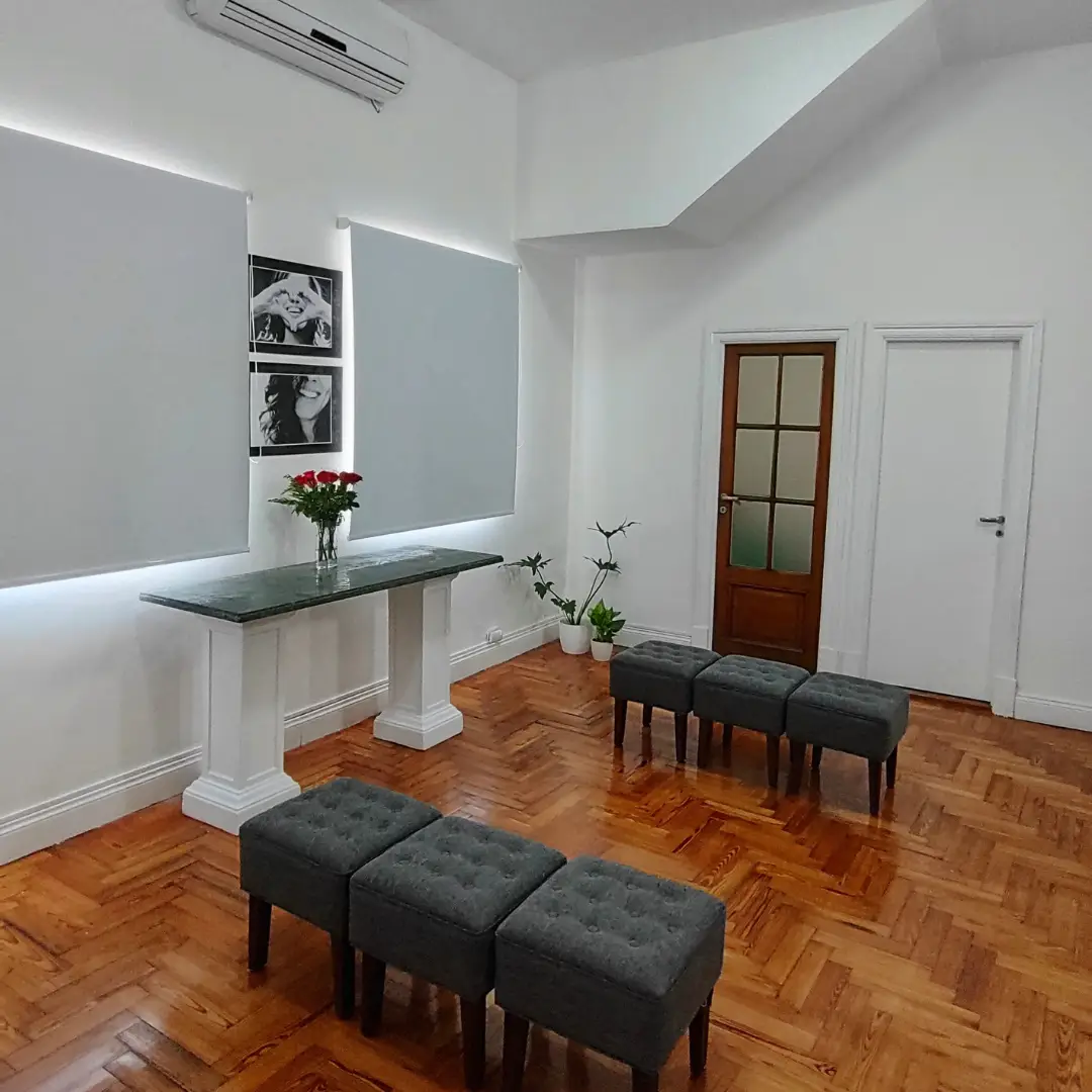 Sala de espera elegante en consultorio de odontología en Belgrano