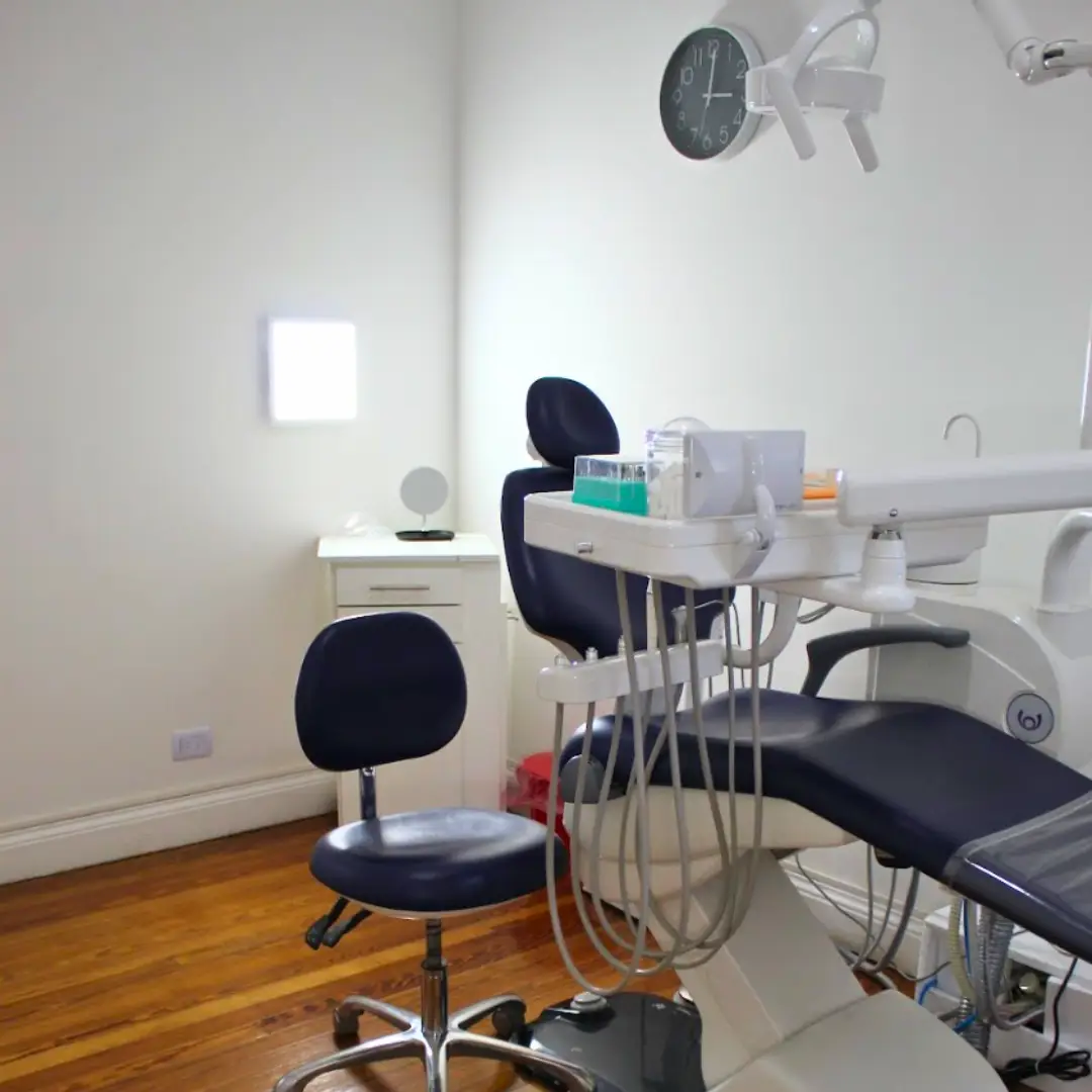 Sala de atención de odontología en Belgrano con equipamiento moderno