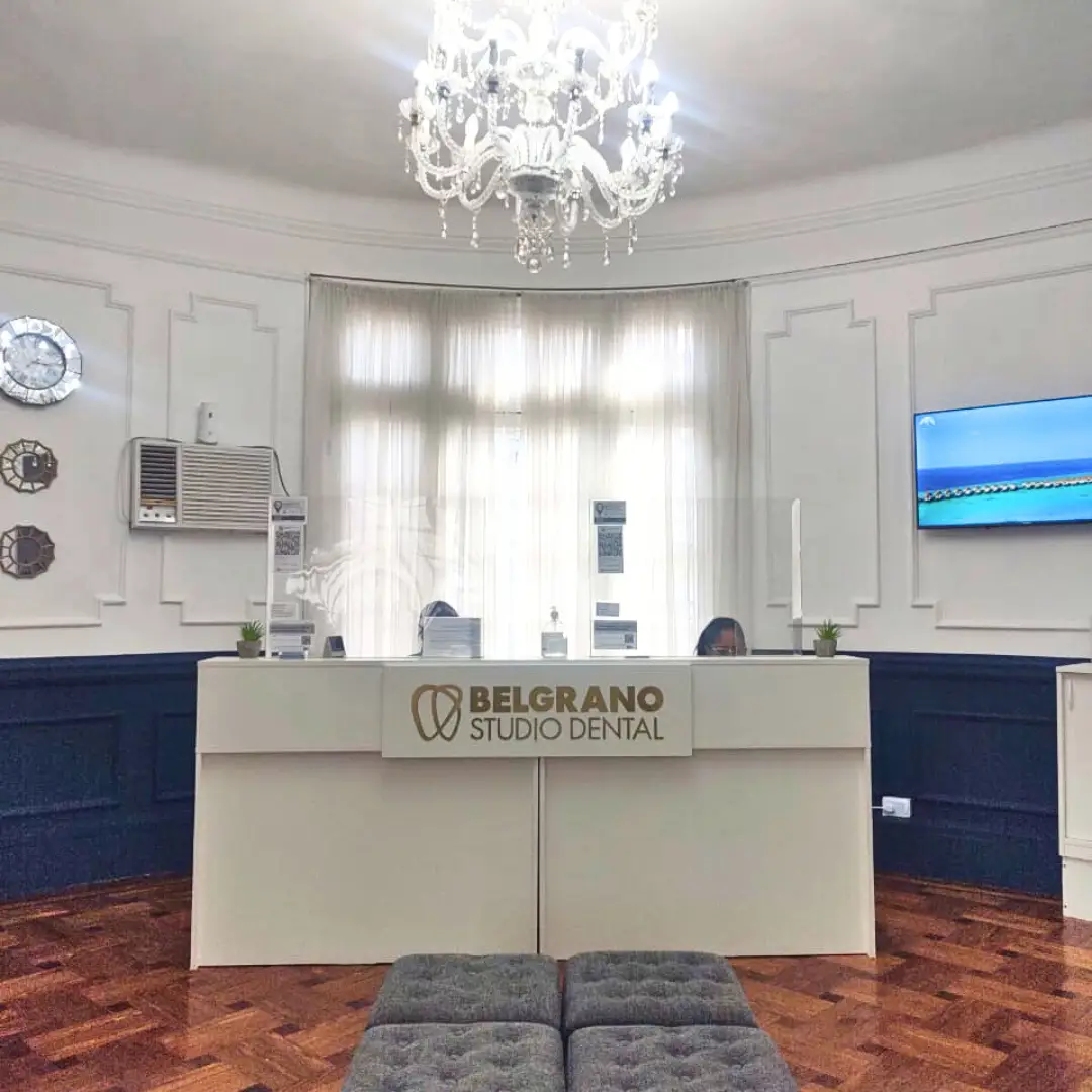 Sala de espera elegante en consultorio de odontología en Belgrano