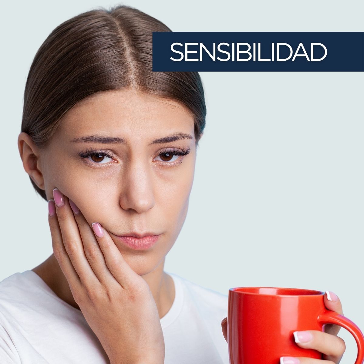 Mujer con dolor dental por sensibilidad asociada a problemas de encías